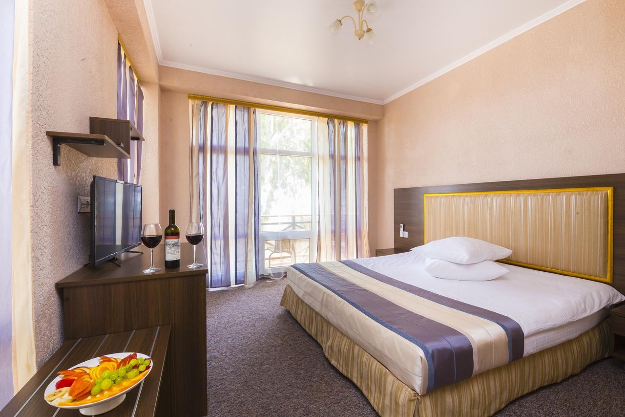 Napra Hotell Tsandrypsj Exteriör bild