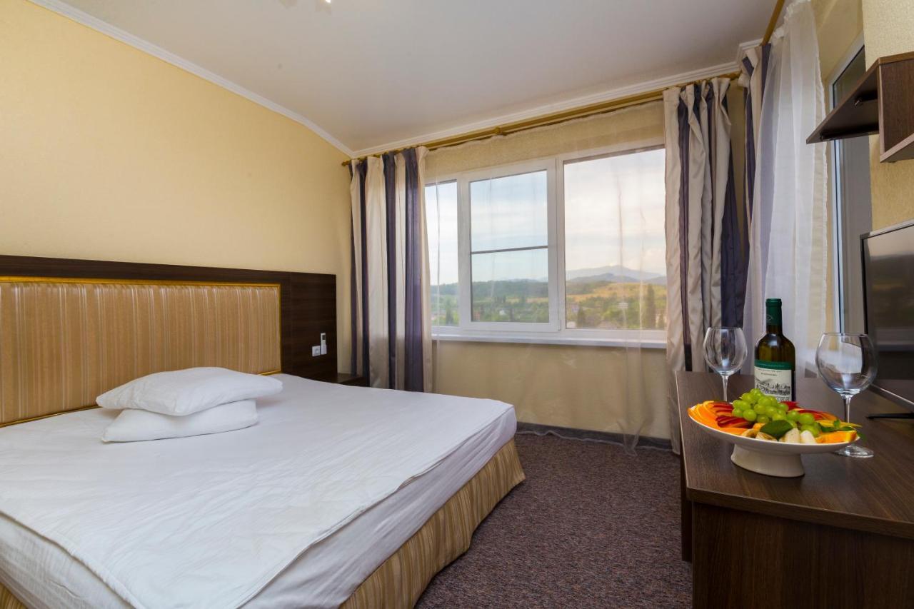Napra Hotell Tsandrypsj Exteriör bild